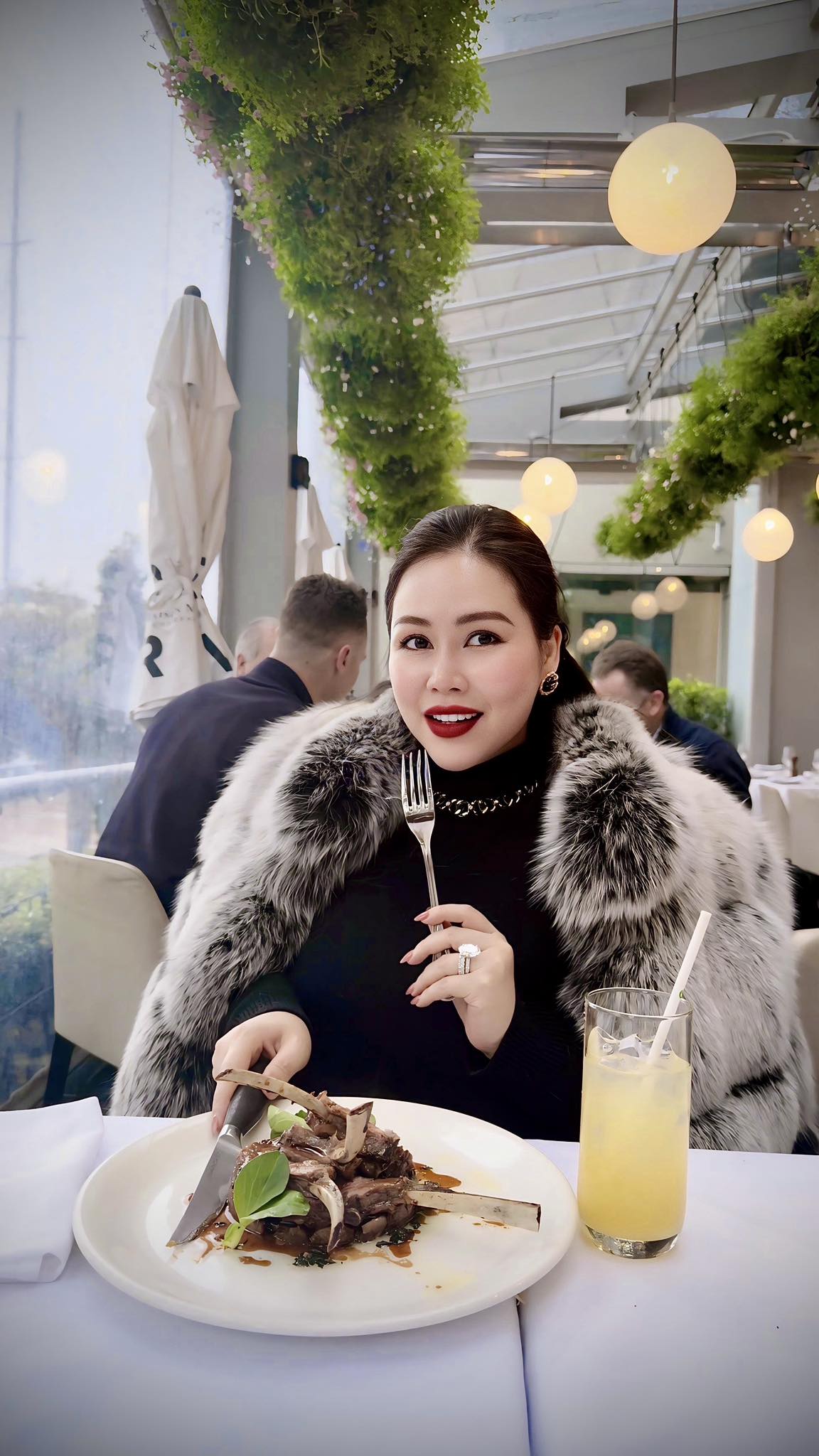 Hạn chế chiều cao nhưng nữ phụ 'Thương nhớ ở ai' có làn da đẹp không tuổi vì lý do này?- Ảnh 9.