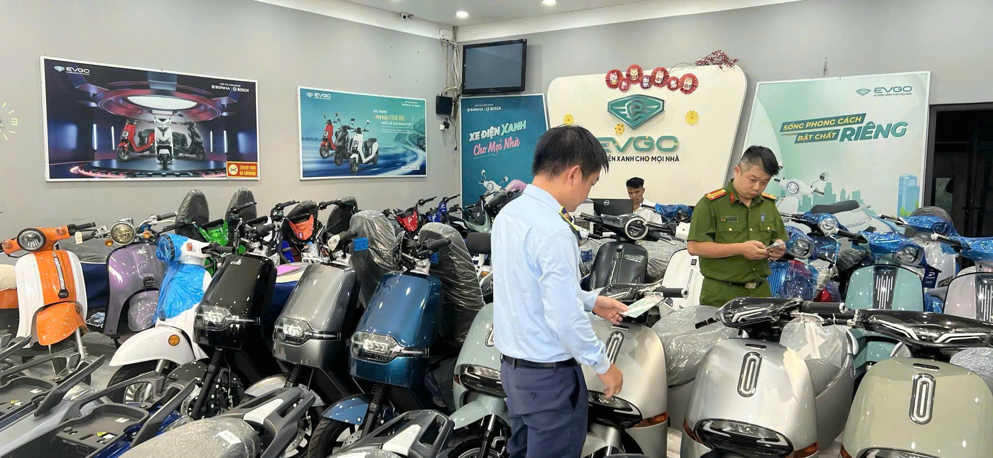 Hà Nội: Cửa hàng kinh doanh xe điện Trung Hiếu công khai kinh doanh số lượng lớn xe máy điện giả nhãn hiệu- Ảnh 2.