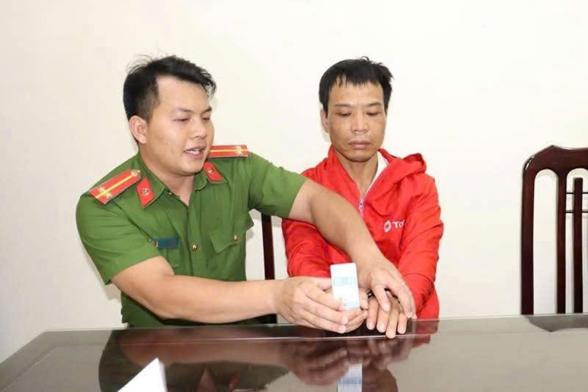 Bắt kẻ cưỡng đoạt sợi dây chuyền của bé gái trên đường đi học về - Ảnh 1. Bắt kẻ cưỡng đoạt sợi dây chuyền của bé gái trên đường đi học về - Ảnh 1.
