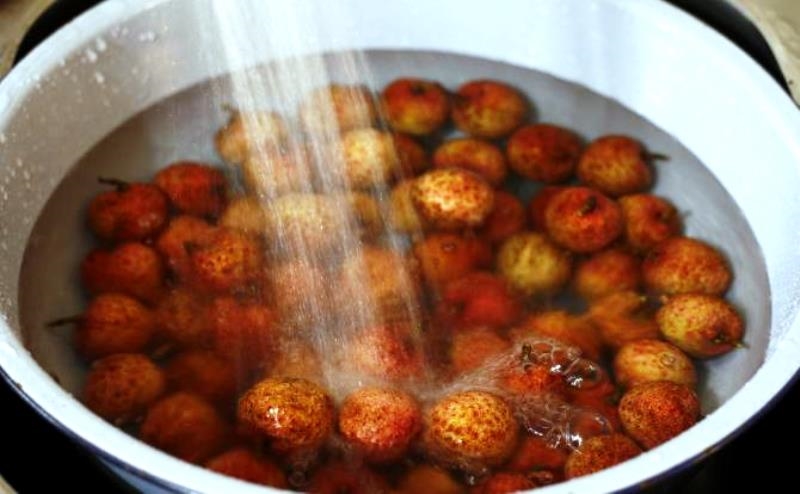 Vải thiều vào cuối vụ giá bán siêu rẻ, chị em truyền nhau bí quyết bảo quản quả vải tươi cả tháng- Ảnh 8.