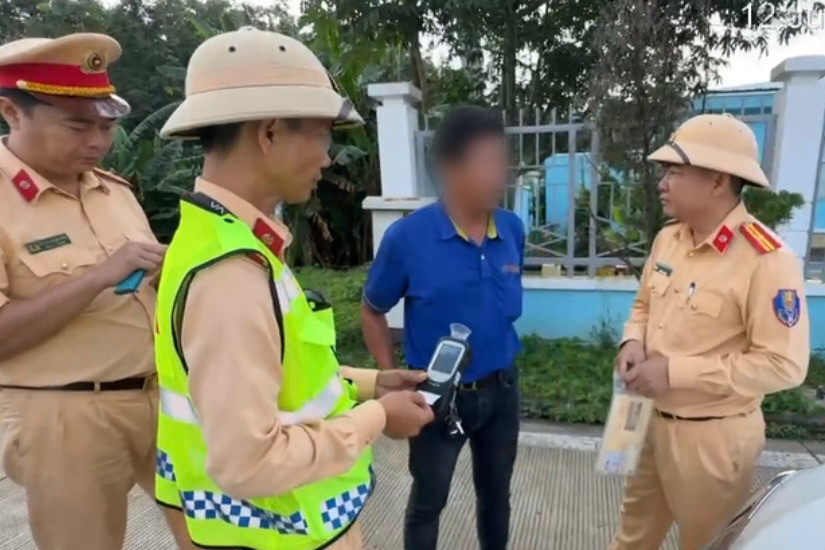 Tài xế uống rượu từ tối, sáng hôm sau vẫn chở 45 khách đi du lịch - Ảnh 1. Tài xế uống rượu từ tối, sáng hôm sau vẫn chở 45 khách đi du lịch - Ảnh 1.