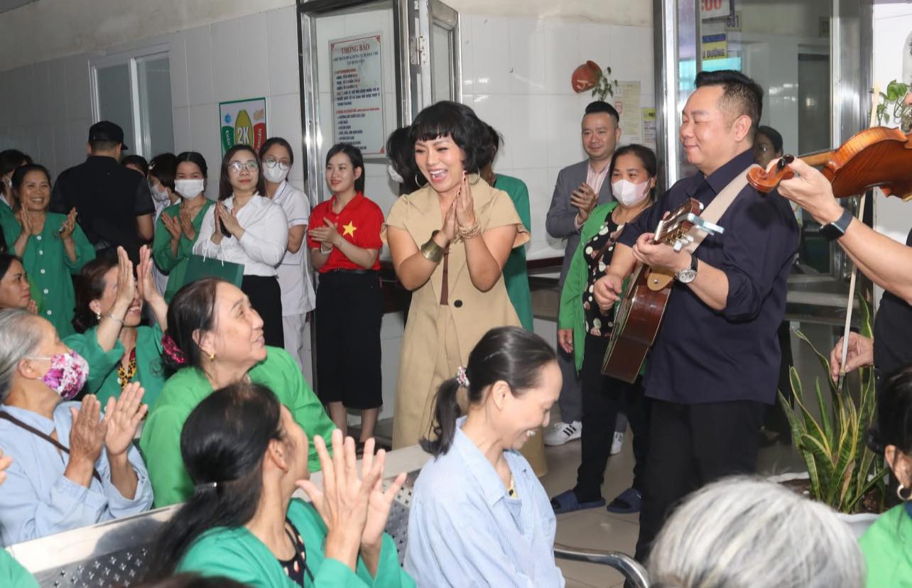 14 năm gieo hạt yêu thương của chương trình 'Mang âm nhạc đến bệnh viện'- Ảnh 5. 14 năm gieo hạt yêu thương của chương trình 'Mang âm nhạc đến bệnh viện'- Ảnh 5.