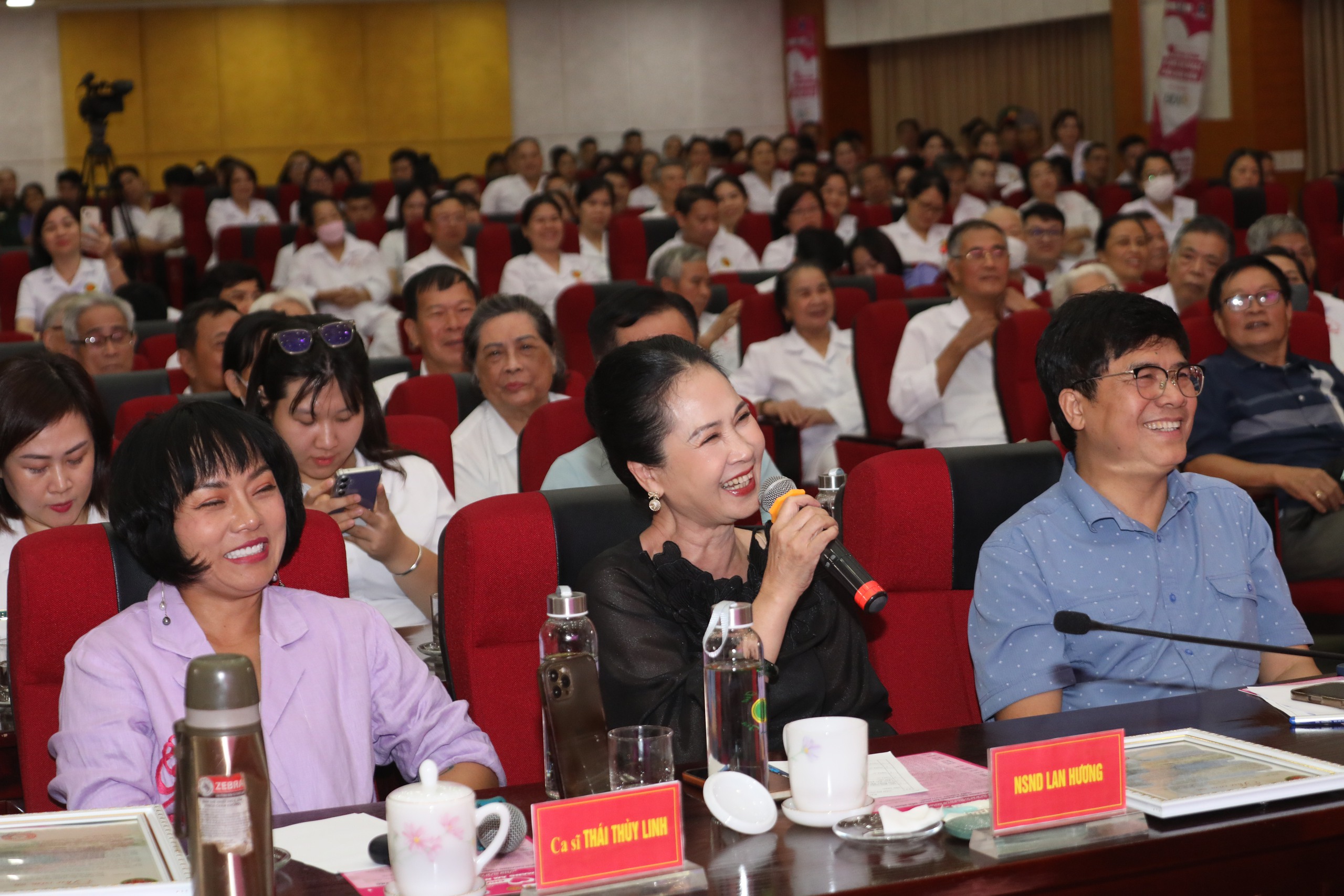 14 năm gieo hạt yêu thương của chương trình 'Mang âm nhạc đến bệnh viện'- Ảnh 2. 14 năm gieo hạt yêu thương của chương trình 'Mang âm nhạc đến bệnh viện'- Ảnh 2.