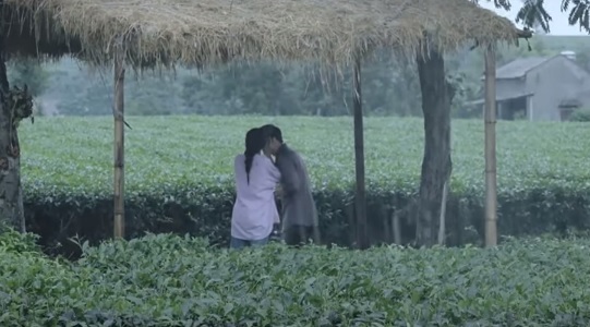 'Dịu dàng màu nắng' mới nhất (tập 30): Nghĩa chết lặng khi thấy cảnh tượng không mong muốn giữa Xuân và sếp Phong - Ảnh 3. 'Dịu dàng màu nắng' mới nhất (tập 30): Nghĩa chết lặng khi thấy cảnh tượng không mong muốn giữa Xuân và sếp Phong - Ảnh 3.