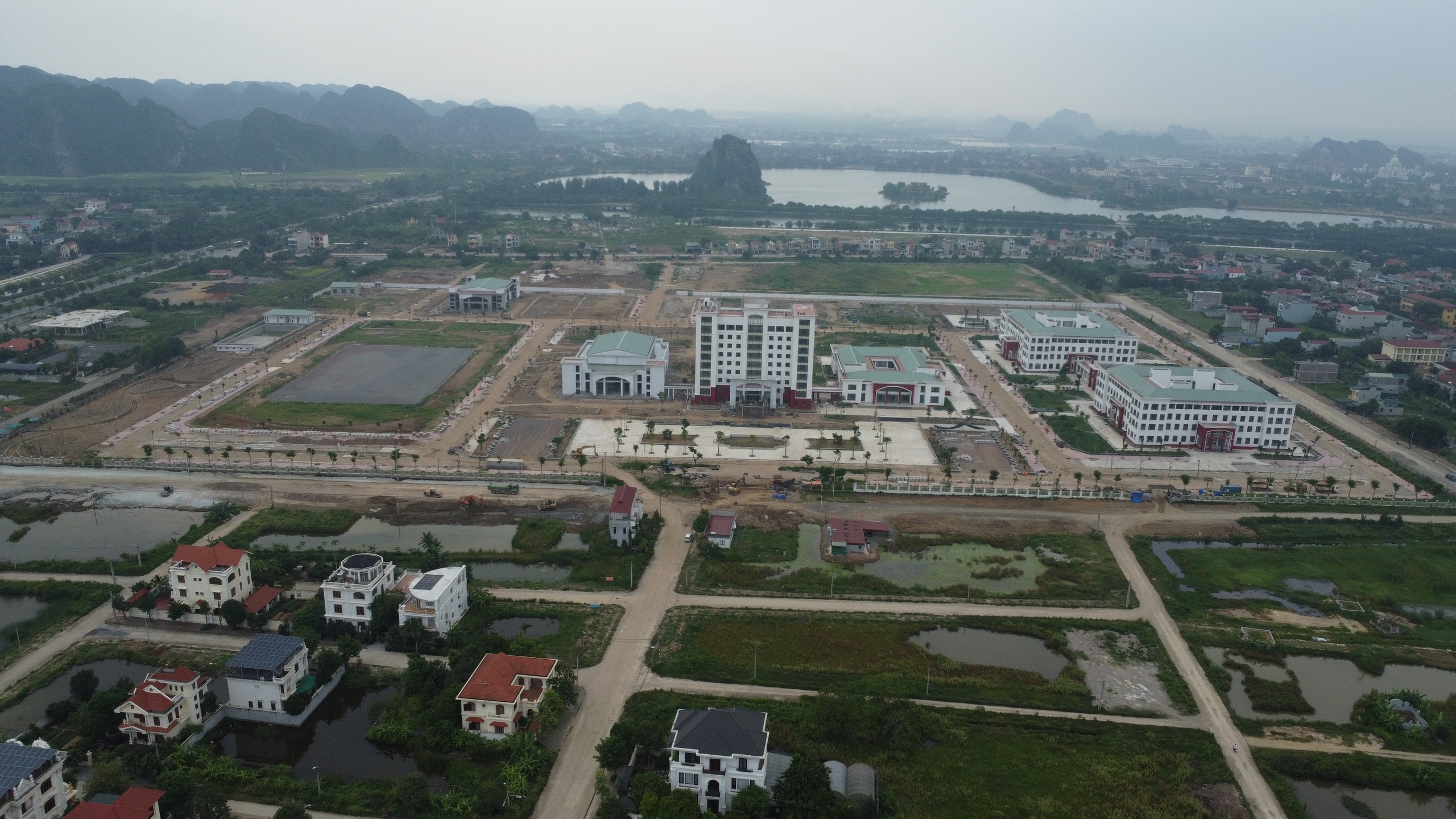 Gần 20 năm để xây dựng, Trường Đại học Hoa Lư ở Ninh Bình hiện ra sao? - Ảnh 7.