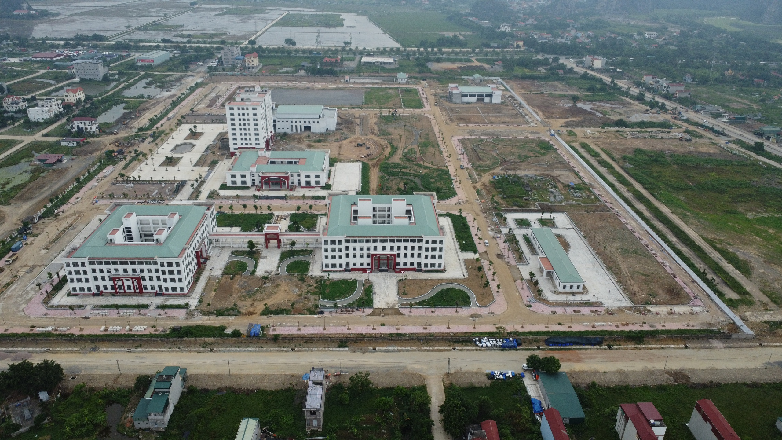 Gần 20 năm để xây dựng, Trường Đại học Hoa Lư ở Ninh Bình hiện ra sao? - Ảnh 1.