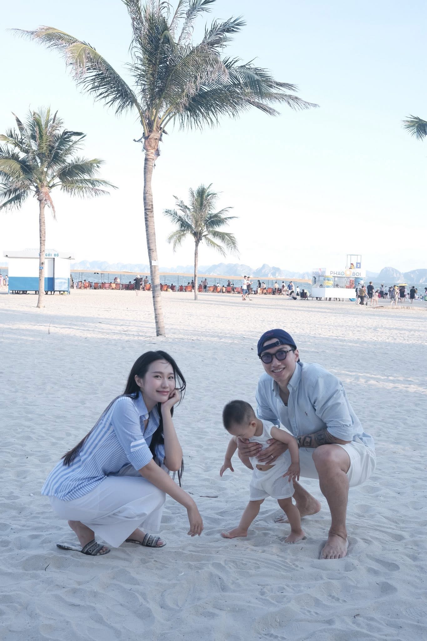Đoàn Văn Hậu khoe loạt ảnh bên vợ con khi đi nghỉ dưỡng, cộng đồng mạng 'lụi tim' với vẻ đáng yêu của quý tử đầu lòng - Ảnh 2.
