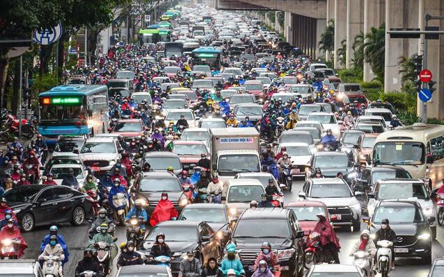 Hà Nội xem xét tăng phí trước bạ, phí biển số xe chạy xăng, dầu từ quý III/2025