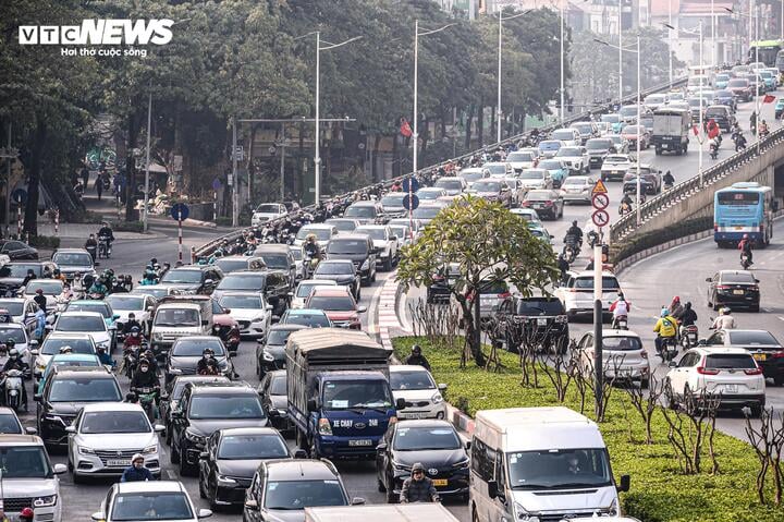 Hà Nội xem xét tăng phí trước bạ, phí biển số xe chạy xăng, dầu từ quý III/2025 - Ảnh 2. Hà Nội xem xét tăng phí trước bạ, phí biển số xe chạy xăng, dầu từ quý III/2025 - Ảnh 2.