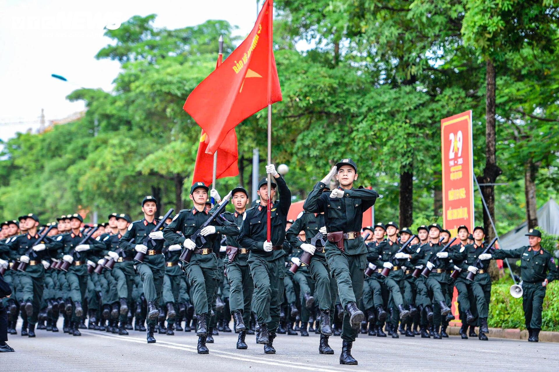 Bước chân thép giữa nắng lửa của nữ đặc nhiệm trước lễ diễu binh 2/9 - Ảnh 1. Bước chân thép giữa nắng lửa của nữ đặc nhiệm trước lễ diễu binh 2/9 - Ảnh 1.