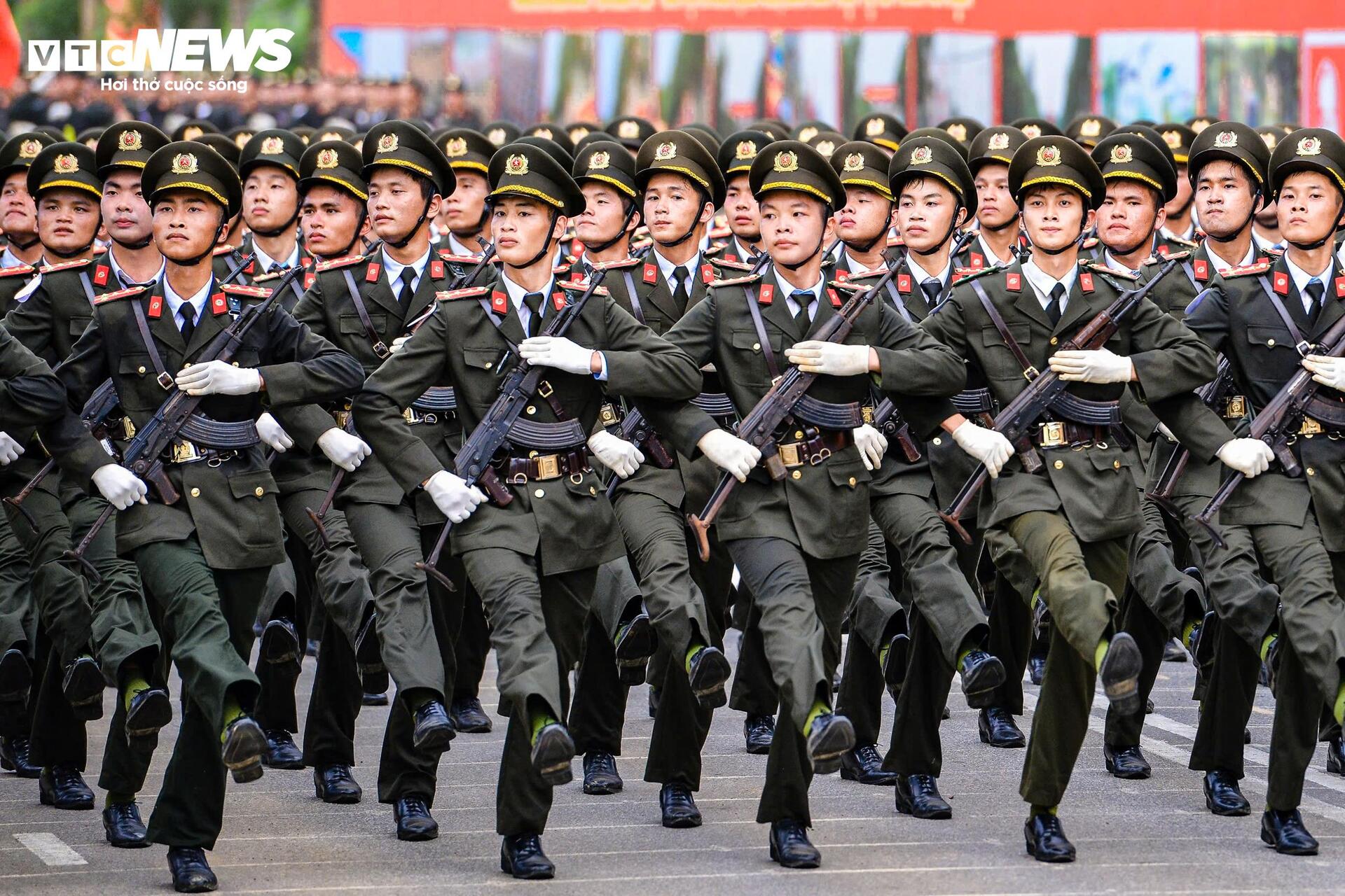 Bước chân thép giữa nắng lửa của nữ đặc nhiệm trước lễ diễu binh 2/9 - Ảnh 11. Bước chân thép giữa nắng lửa của nữ đặc nhiệm trước lễ diễu binh 2/9 - Ảnh 11.