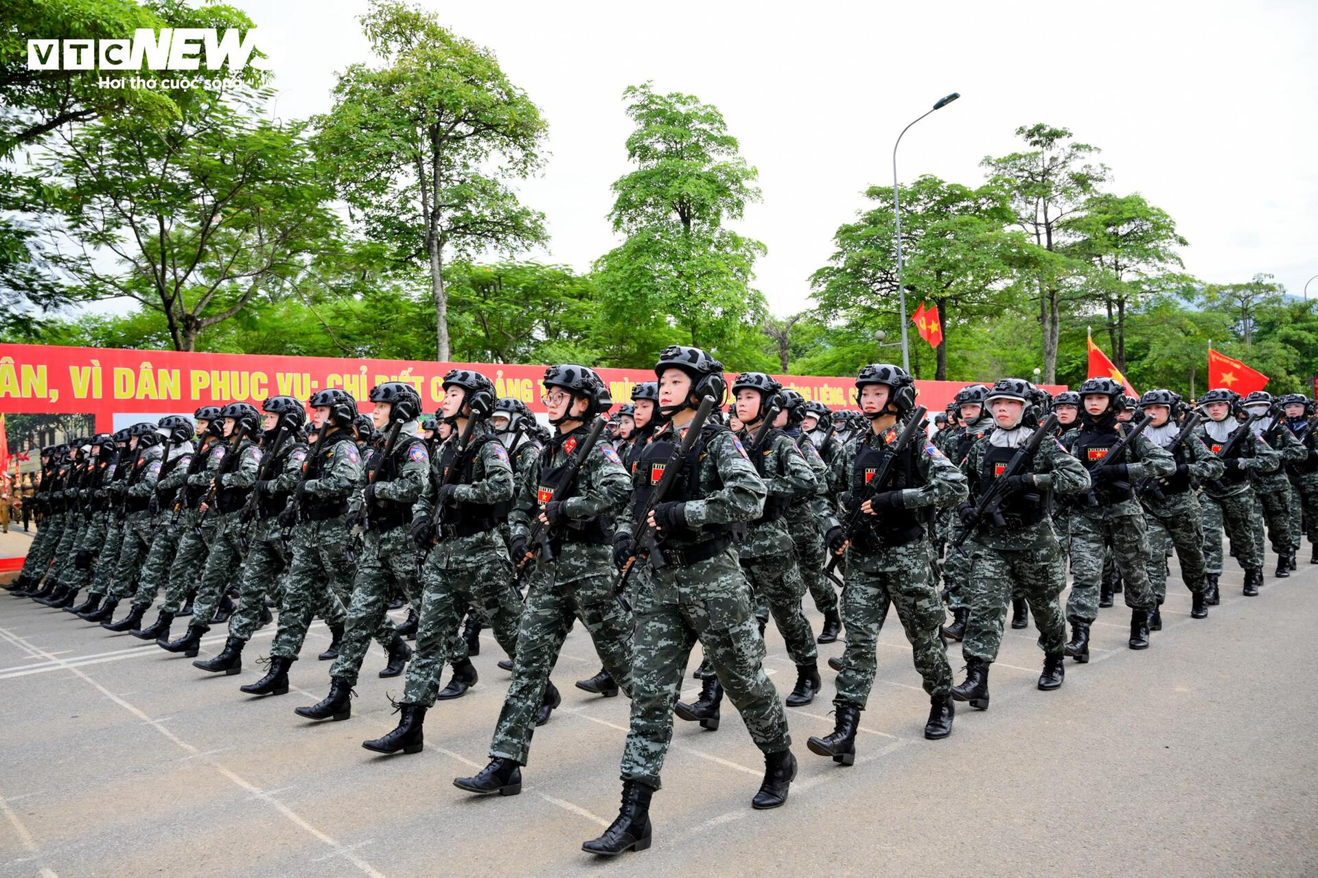Bước chân thép giữa nắng lửa của nữ đặc nhiệm trước lễ diễu binh 2/9 - Ảnh 4. Bước chân thép giữa nắng lửa của nữ đặc nhiệm trước lễ diễu binh 2/9 - Ảnh 4.