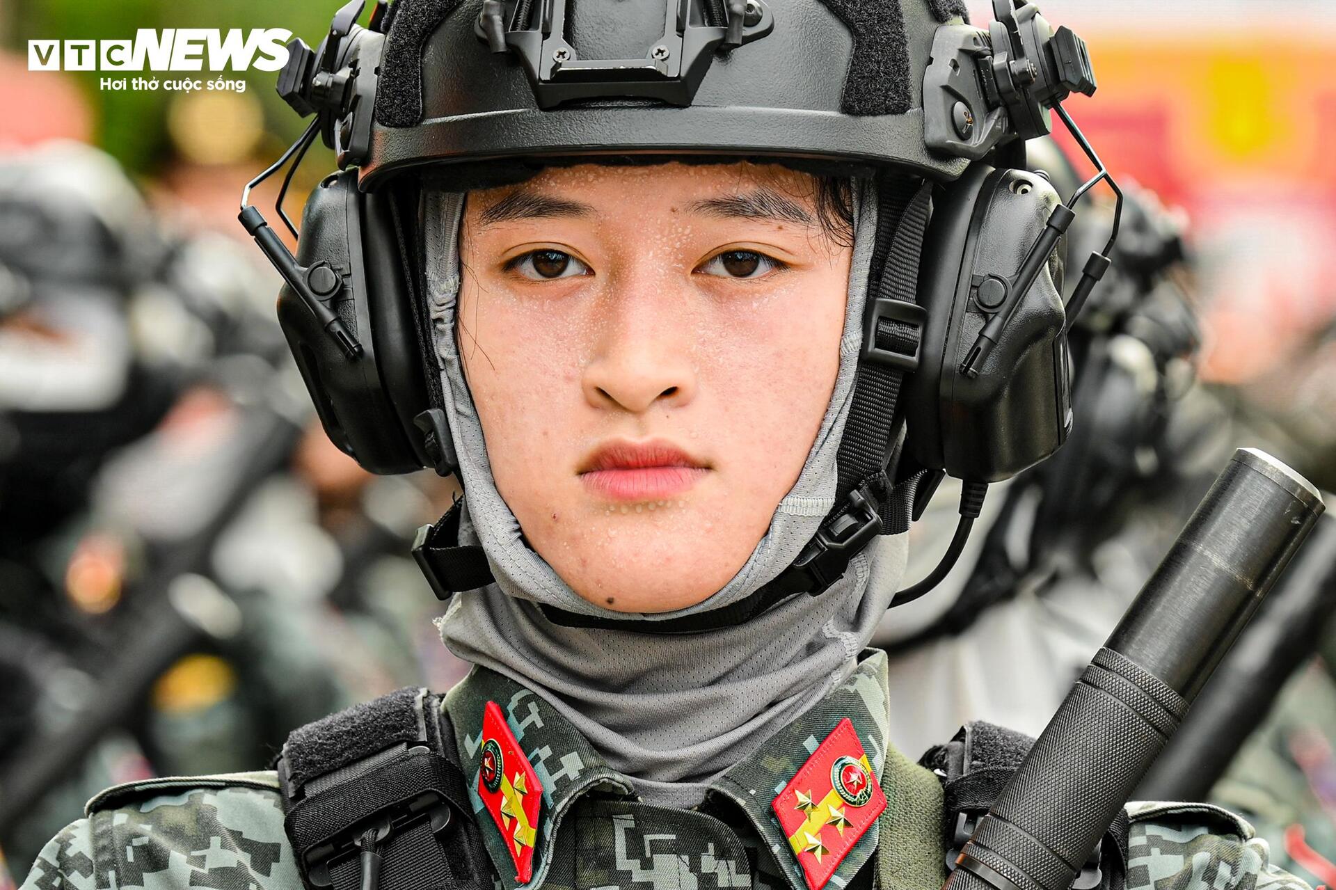 Bước chân thép giữa nắng lửa của nữ đặc nhiệm trước lễ diễu binh 2/9 - Ảnh 6. Bước chân thép giữa nắng lửa của nữ đặc nhiệm trước lễ diễu binh 2/9 - Ảnh 6.