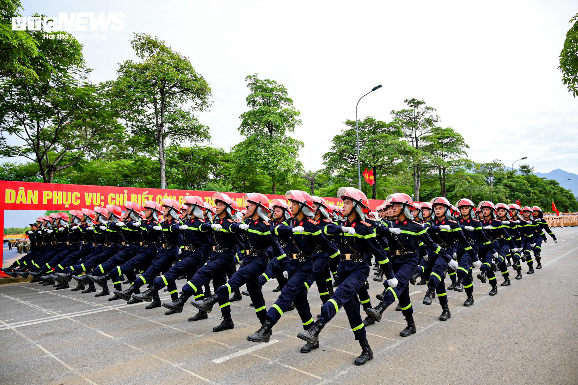 Bước chân thép giữa nắng lửa của nữ đặc nhiệm trước lễ diễu binh 2/9 - Ảnh 9. Bước chân thép giữa nắng lửa của nữ đặc nhiệm trước lễ diễu binh 2/9 - Ảnh 9.