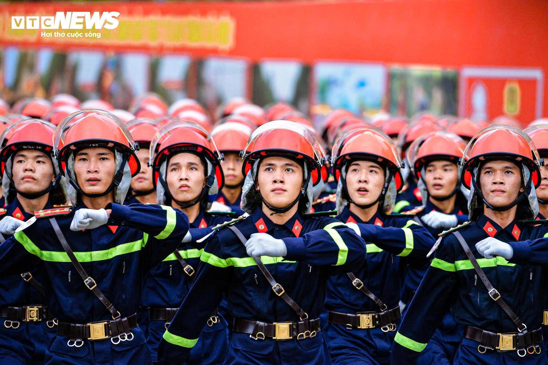 Bước chân thép giữa nắng lửa của nữ đặc nhiệm trước lễ diễu binh 2/9 - Ảnh 10. Bước chân thép giữa nắng lửa của nữ đặc nhiệm trước lễ diễu binh 2/9 - Ảnh 10.