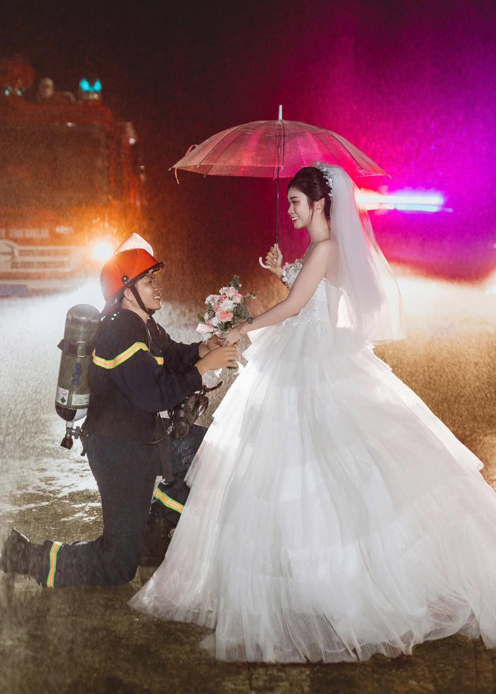 Lấy anh lính cứu hỏa, cô gái Hà Tĩnh có bộ ảnh cưới đẹp như phim - Ảnh 1. Lấy anh lính cứu hỏa, cô gái Hà Tĩnh có bộ ảnh cưới đẹp như phim - Ảnh 1.