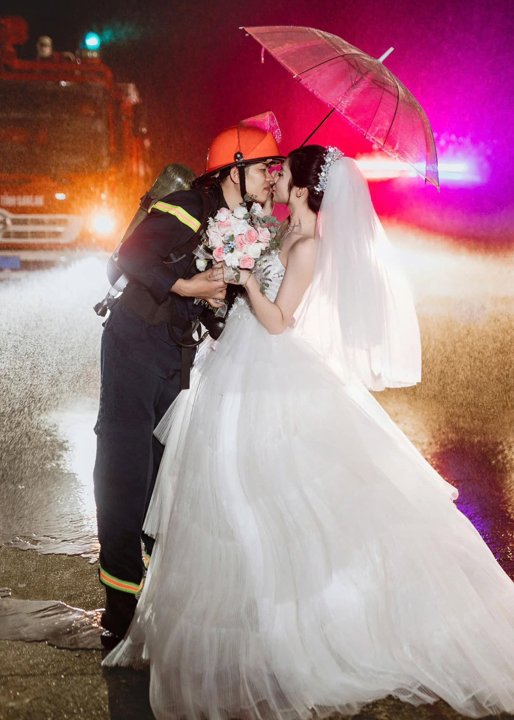 Lấy anh lính cứu hỏa, cô gái Hà Tĩnh có bộ ảnh cưới đẹp như phim - Ảnh 2. Lấy anh lính cứu hỏa, cô gái Hà Tĩnh có bộ ảnh cưới đẹp như phim - Ảnh 2.