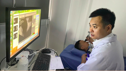 Bé trai 6 tuổi ở Ninh Bình bị dập nhãn cầu, xuất huyết trong mắt sau khi chơi dây thun và bóng nảy - Ảnh 1. Bé trai 6 tuổi ở Ninh Bình bị dập nhãn cầu, xuất huyết trong mắt sau khi chơi dây thun và bóng nảy - Ảnh 1.