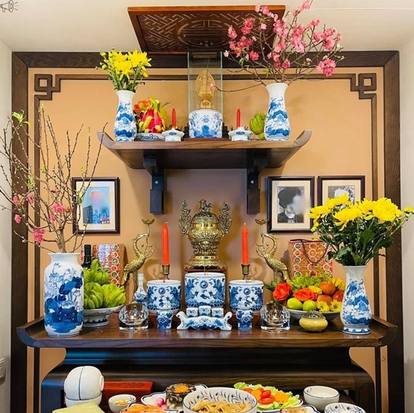 Cách bố trí lọ hoa trên bàn thờ chuẩn phong thủy, thu hút tài lộc và may mắn- Ảnh 2. Cách bố trí lọ hoa trên bàn thờ chuẩn phong thủy, thu hút tài lộc và may mắn- Ảnh 2.