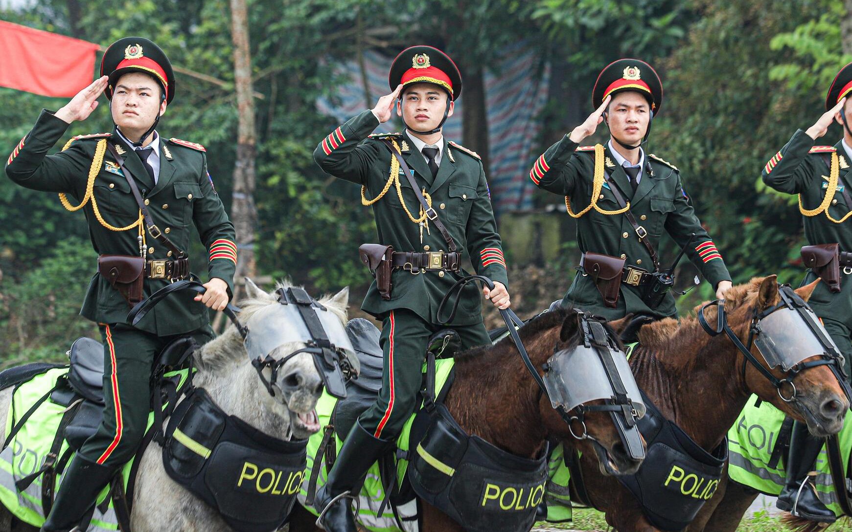 canh-sat-co-dong-ky-binh-6-16270232-1752510672469-17525106725491067054076-135-0-1223-1741-crop-17525108048401305345068.jpg