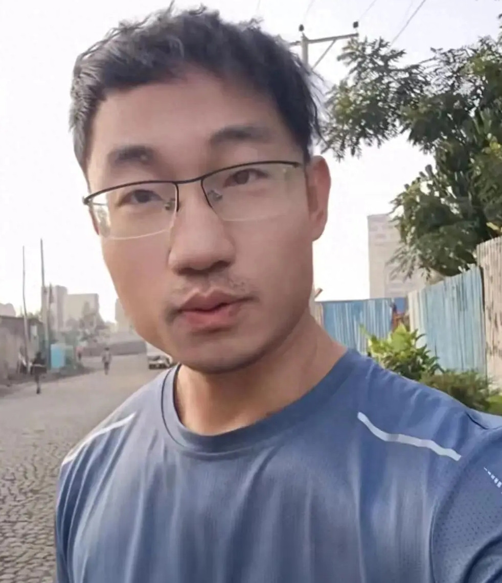 Chàng kỹ sư nghèo phải lòng cô gái châu Phi cao 1m82 và cái kết viên mãn - Ảnh 2. Chàng kỹ sư nghèo phải lòng cô gái châu Phi cao 1m82 và cái kết viên mãn - Ảnh 2.