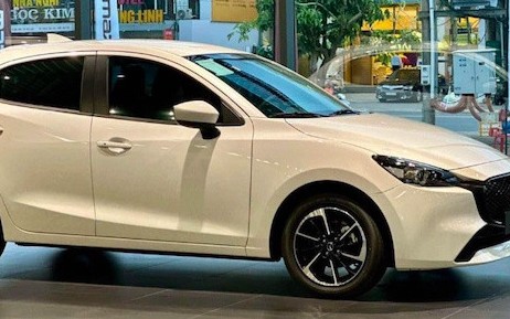 Xe sedan hạng B giảm giá mạnh chỉ hơn 300 triệu đồng, Mazda2, Mitsubishi Attrage rẻ chỉ ngang Kia Morning, Hyundai Grand i10- Ảnh 1. Xe ô tô giá khoảng 400 triệu đồng ở Việt Nam gồm cả sedan hạng C: Chọn Hyundai Grand i10 hay Mazda2?