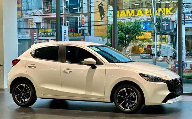 Xe ô tô giá khoảng 400 triệu đồng ở Việt Nam gồm cả sedan hạng C: Chọn Hyundai Grand i10 hay Mazda2?- Ảnh 2.