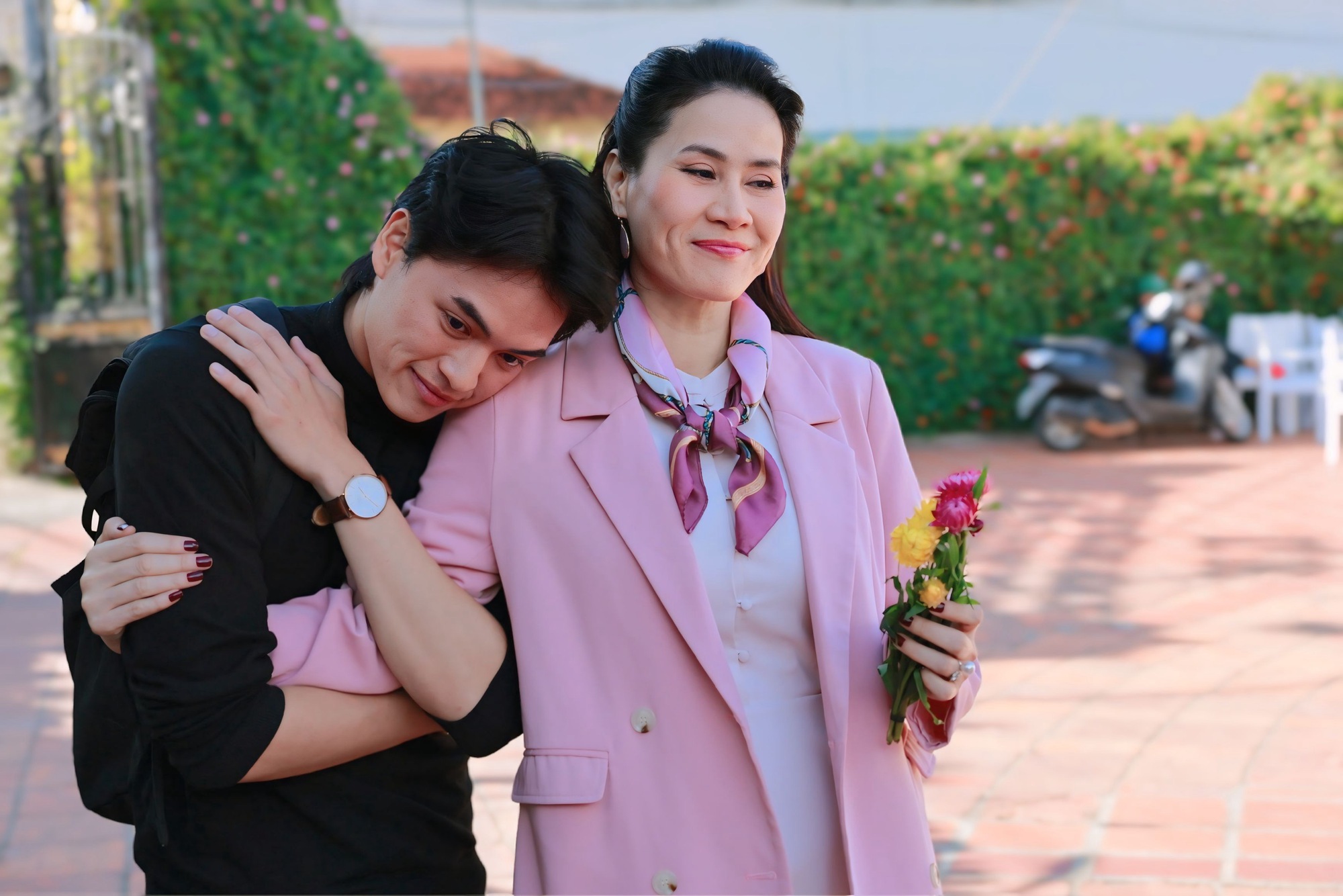 Diễn viên phu nhân đại gia bị o ép trong 'Mặt trời lạnh', đời thực xuất thân từ người mẫu, tuổi U50 sống an yên làm mẹ đơn thân- Ảnh 9. Diễn viên phu nhân đại gia bị o ép trong 'Mặt trời lạnh', đời thực xuất thân từ người mẫu, tuổi U50 sống an yên làm mẹ đơn thân- Ảnh 9.