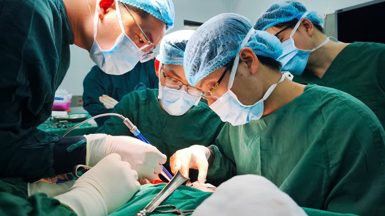 Cụ bà hoại tử gần nửa đầu do sai lầm khi điều trị zona thần kinh - Ảnh 1. Cụ bà hoại tử gần nửa đầu do sai lầm khi điều trị zona thần kinh - Ảnh 1.