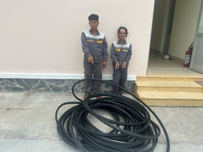 Mặc đồ công nhân viễn thông, liều lĩnh cắt trộm cáp giữa ban ngày - Ảnh 1. Mặc đồ công nhân viễn thông, liều lĩnh cắt trộm cáp giữa ban ngày - Ảnh 1.