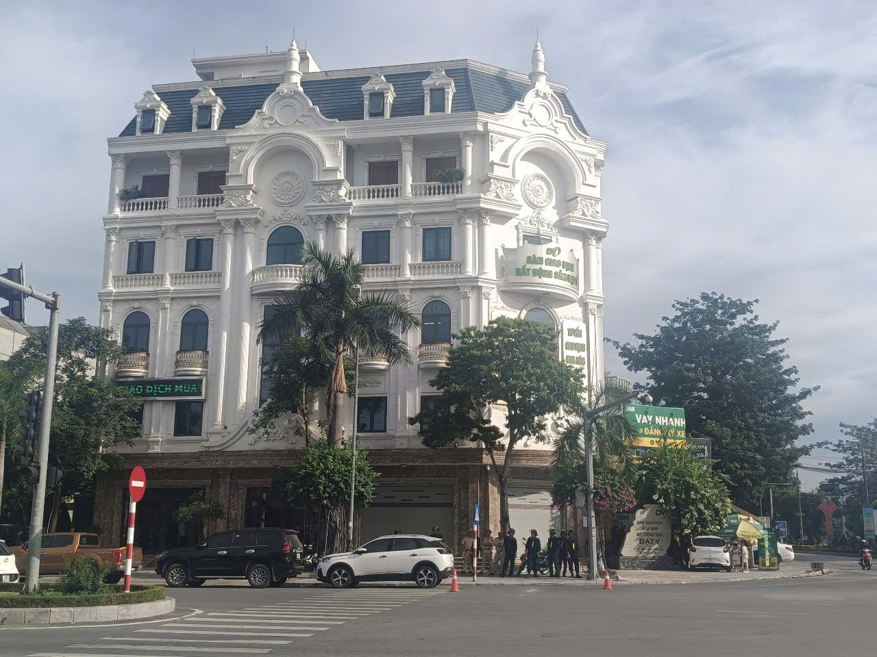 Hàng chục cảnh sát khám xét nhà một trùm giang hồ ở Thanh Hóa - Ảnh 1. Hàng chục cảnh sát khám xét nhà một trùm giang hồ ở Thanh Hóa - Ảnh 1.