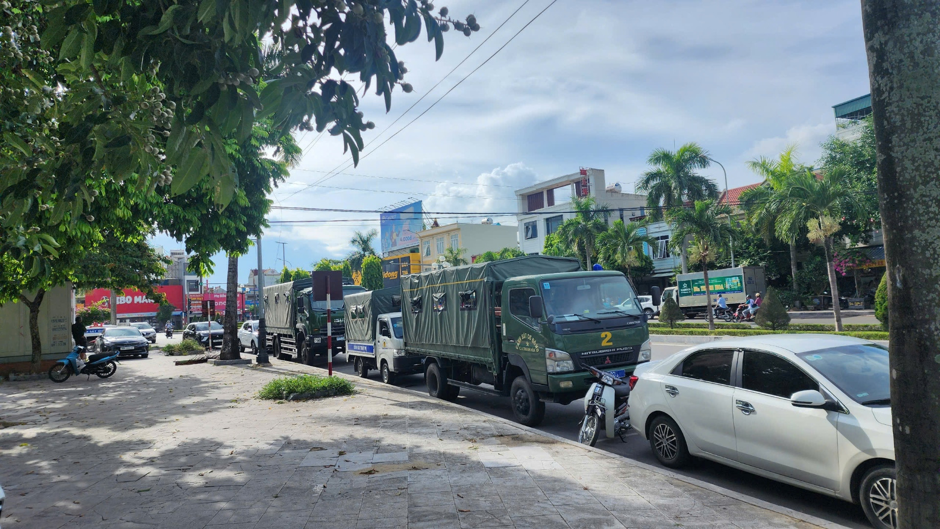 Hàng chục cảnh sát khám xét nhà một trùm giang hồ ở Thanh Hóa - Ảnh 3. Hàng chục cảnh sát khám xét nhà một trùm giang hồ ở Thanh Hóa - Ảnh 3.