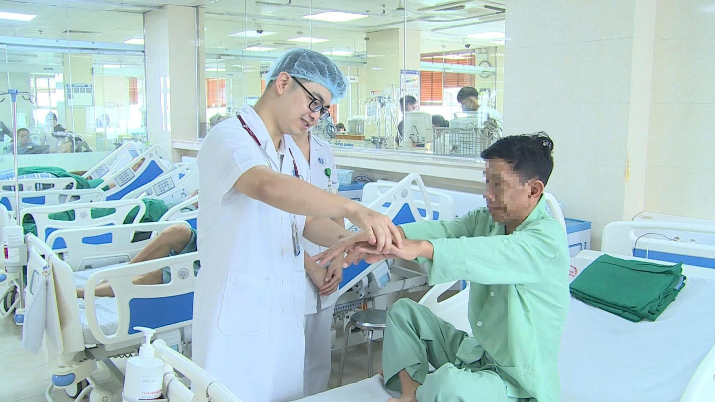 Người đàn ông 52 tuổi ở Phú Thọ đột quỵ ngay lúc uống rượu, người nhà nhanh trí làm việc này - Ảnh 2.