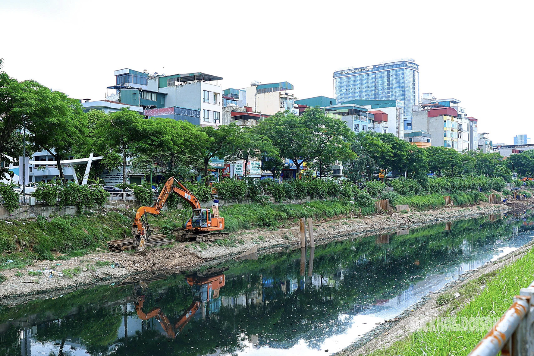 Hà Nội gấp rút 'thay áo' cho đôi bờ sông Tô Lịch- Ảnh 6. Hà Nội gấp rút 'thay áo' cho đôi bờ sông Tô Lịch- Ảnh 6.