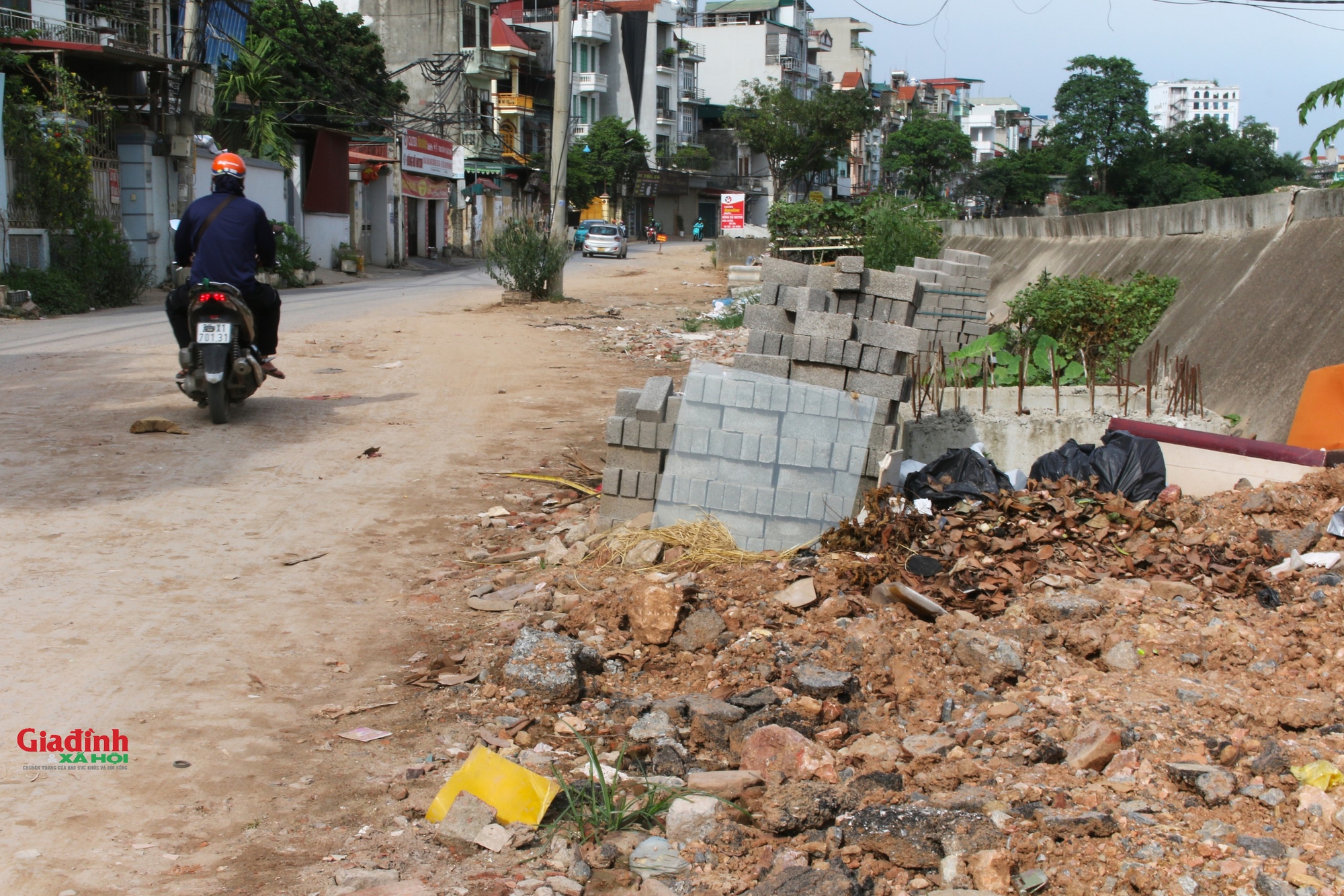 Hà Nội: Đường Ngô Quyền làm cao hơn nền nhà 'cả mét', người dân bắc cầu vào nhà- Ảnh 6. Hà Nội: Đường Ngô Quyền làm cao hơn nền nhà 'cả mét', người dân bắc cầu vào nhà- Ảnh 6.