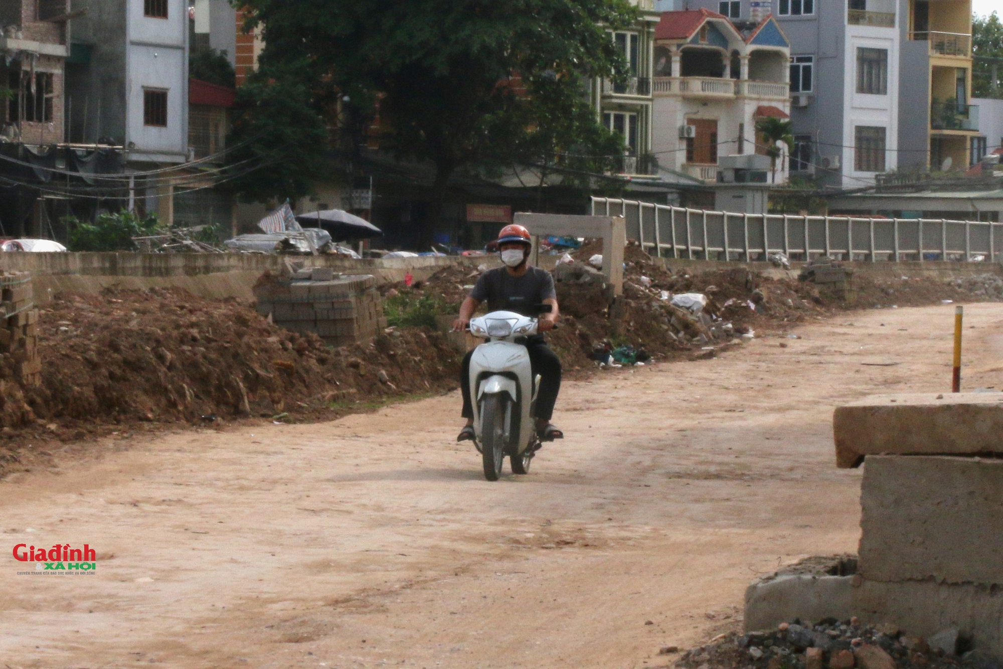 Hà Nội: Đường Ngô Quyền làm cao hơn nền nhà 'cả mét', người dân bắc cầu vào nhà- Ảnh 7. Hà Nội: Đường Ngô Quyền làm cao hơn nền nhà 'cả mét', người dân bắc cầu vào nhà- Ảnh 7.