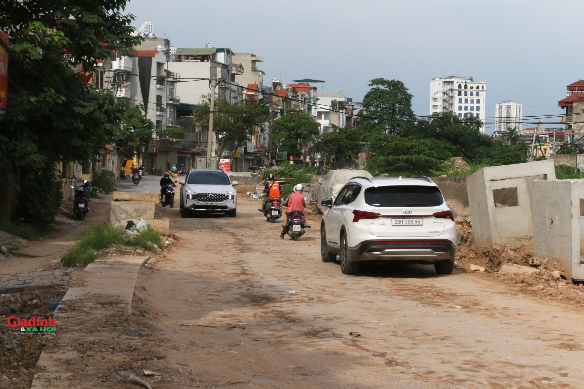 Hà Nội: Đường Ngô Quyền làm cao hơn nền nhà 'cả mét', người dân bắc cầu vào nhà- Ảnh 9. Hà Nội: Đường Ngô Quyền làm cao hơn nền nhà 'cả mét', người dân bắc cầu vào nhà- Ảnh 9.