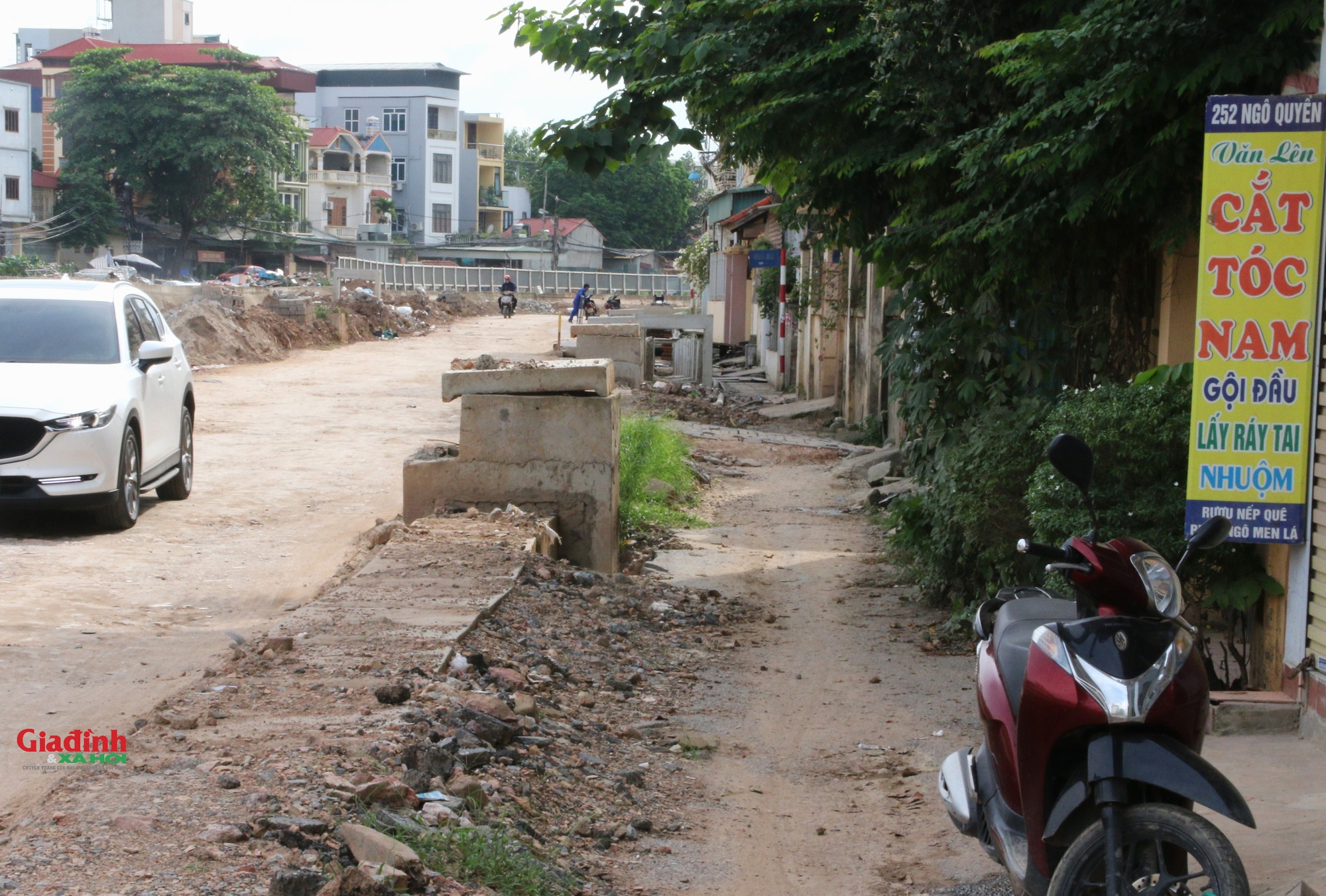 Hà Nội: Đường Ngô Quyền làm cao hơn nền nhà 'cả mét', người dân bắc cầu vào nhà- Ảnh 12. Hà Nội: Đường Ngô Quyền làm cao hơn nền nhà 'cả mét', người dân bắc cầu vào nhà- Ảnh 12.