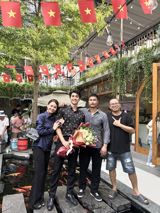 Lĩnh trọn cú đá, vai diễn kỳ lạ nhất của Bình An chính thức kết thúc trong 'Dịu dàng màu nắng'- Ảnh 1. Lĩnh trọn cú đá, vai diễn kỳ lạ nhất của Bình An chính thức kết thúc trong 'Dịu dàng màu nắng'- Ảnh 1.