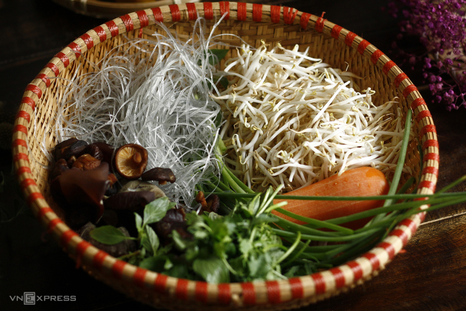 Nữ ca sĩ Hà Nội một năm mới 'làm dâu' một lần, trổ tài làm nem rán đặc sản Hà Nội giòn ngon, chuẩn vị đãi nhà chồng Tây- Ảnh 10. Nữ ca sĩ Hà Nội một năm mới 'làm dâu' một lần, trổ tài làm nem rán đặc sản Hà Nội giòn ngon, chuẩn vị đãi nhà chồng Tây- Ảnh 10.