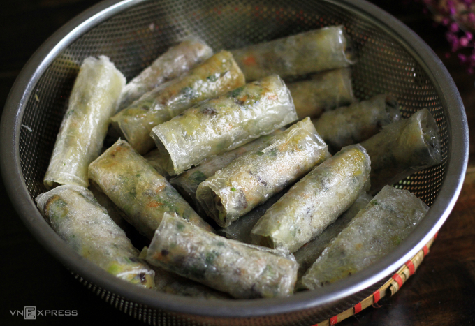 Nữ ca sĩ Hà Nội một năm mới 'làm dâu' một lần, trổ tài làm nem rán đặc sản Hà Nội giòn ngon, chuẩn vị đãi nhà chồng Tây- Ảnh 15. Nữ ca sĩ Hà Nội một năm mới 'làm dâu' một lần, trổ tài làm nem rán đặc sản Hà Nội giòn ngon, chuẩn vị đãi nhà chồng Tây- Ảnh 15.