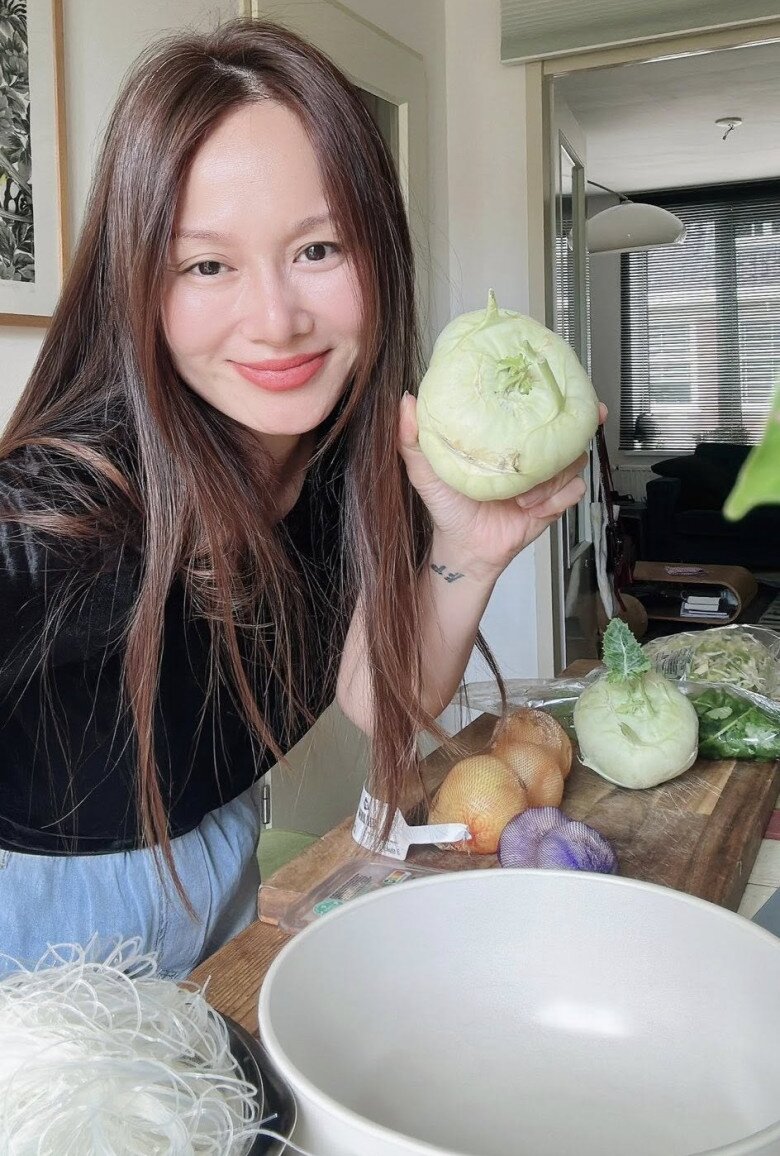 Nữ ca sĩ Hà Nội một năm mới 'làm dâu' một lần, trổ tài làm nem rán đặc sản Hà Nội giòn ngon, chuẩn vị đãi nhà chồng Tây- Ảnh 3. Nữ ca sĩ Hà Nội một năm mới 'làm dâu' một lần, trổ tài làm nem rán đặc sản Hà Nội giòn ngon, chuẩn vị đãi nhà chồng Tây- Ảnh 3.