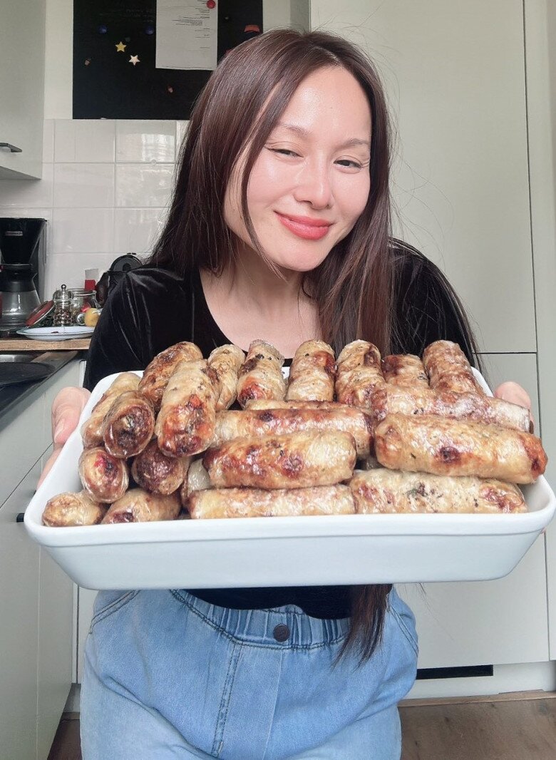 Nữ ca sĩ Hà Nội một năm mới 'làm dâu' một lần, trổ tài làm nem rán đặc sản Hà Nội giòn ngon, chuẩn vị đãi nhà chồng Tây- Ảnh 9. Nữ ca sĩ Hà Nội một năm mới 'làm dâu' một lần, trổ tài làm nem rán đặc sản Hà Nội giòn ngon, chuẩn vị đãi nhà chồng Tây- Ảnh 9.