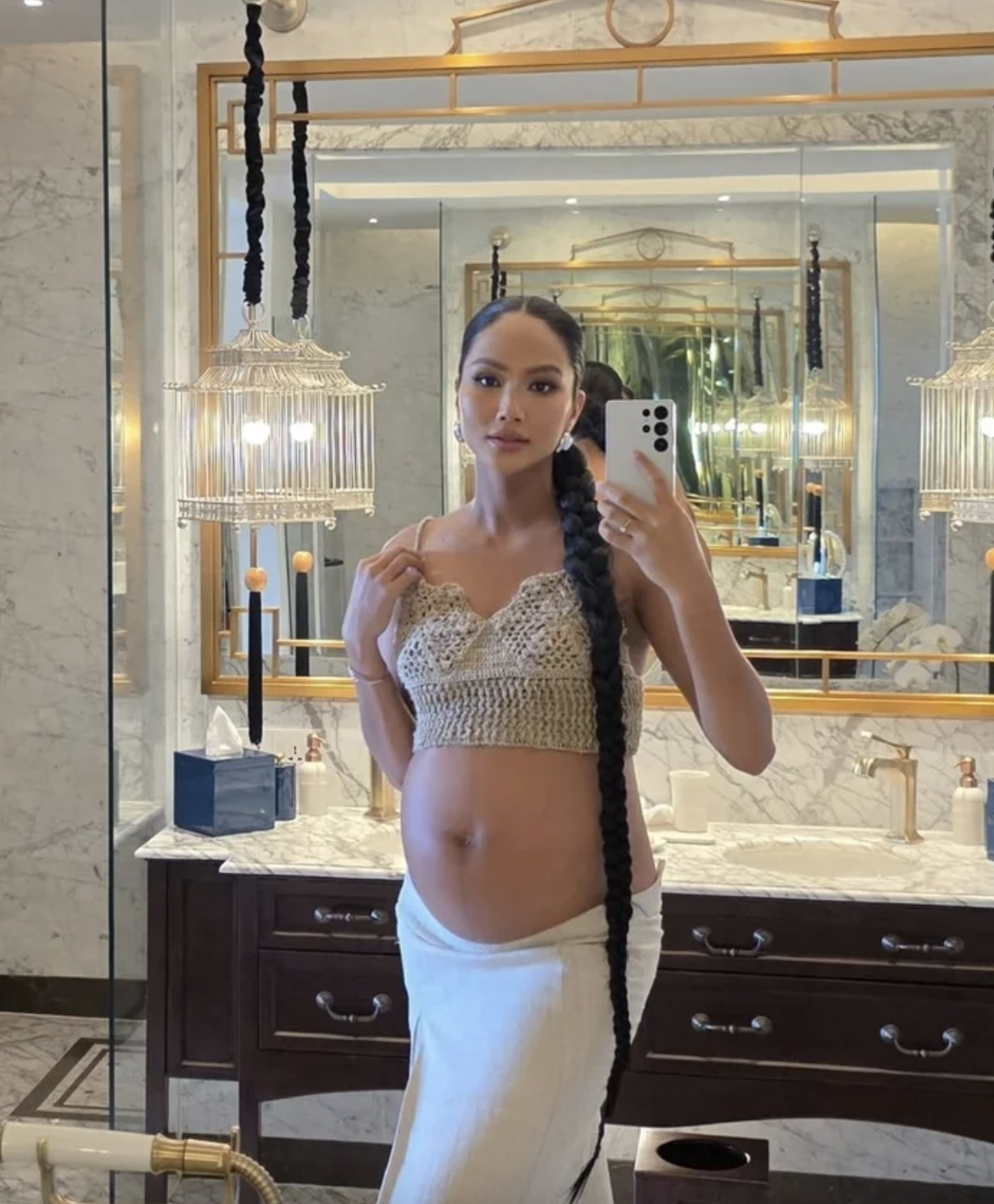Bức ảnh selfie 'gây sốt' của H'Hen Niê- Ảnh 1. Bức ảnh selfie 'gây sốt' của H'Hen Niê- Ảnh 1.