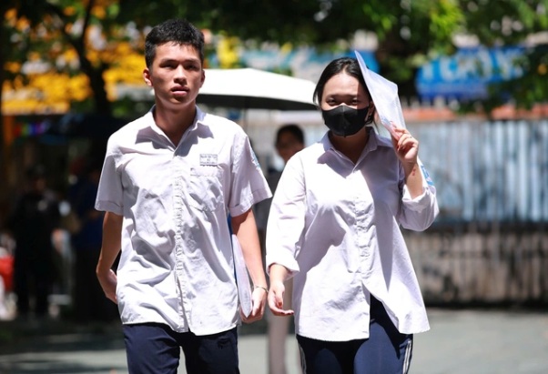 Tin sáng 17/7: Thí sinh cả nước chính thức đăng ký nguyện vọng đại học 2025; tin mới vụ bánh mỳ giá 208.000 đồng ở sân bay Nội Bài - Ảnh 2. Tin sáng 17/7: Thí sinh cả nước chính thức đăng ký nguyện vọng đại học 2025; tin mới vụ bánh mỳ giá 208.000 đồng ở sân bay Nội Bài - Ảnh 2.