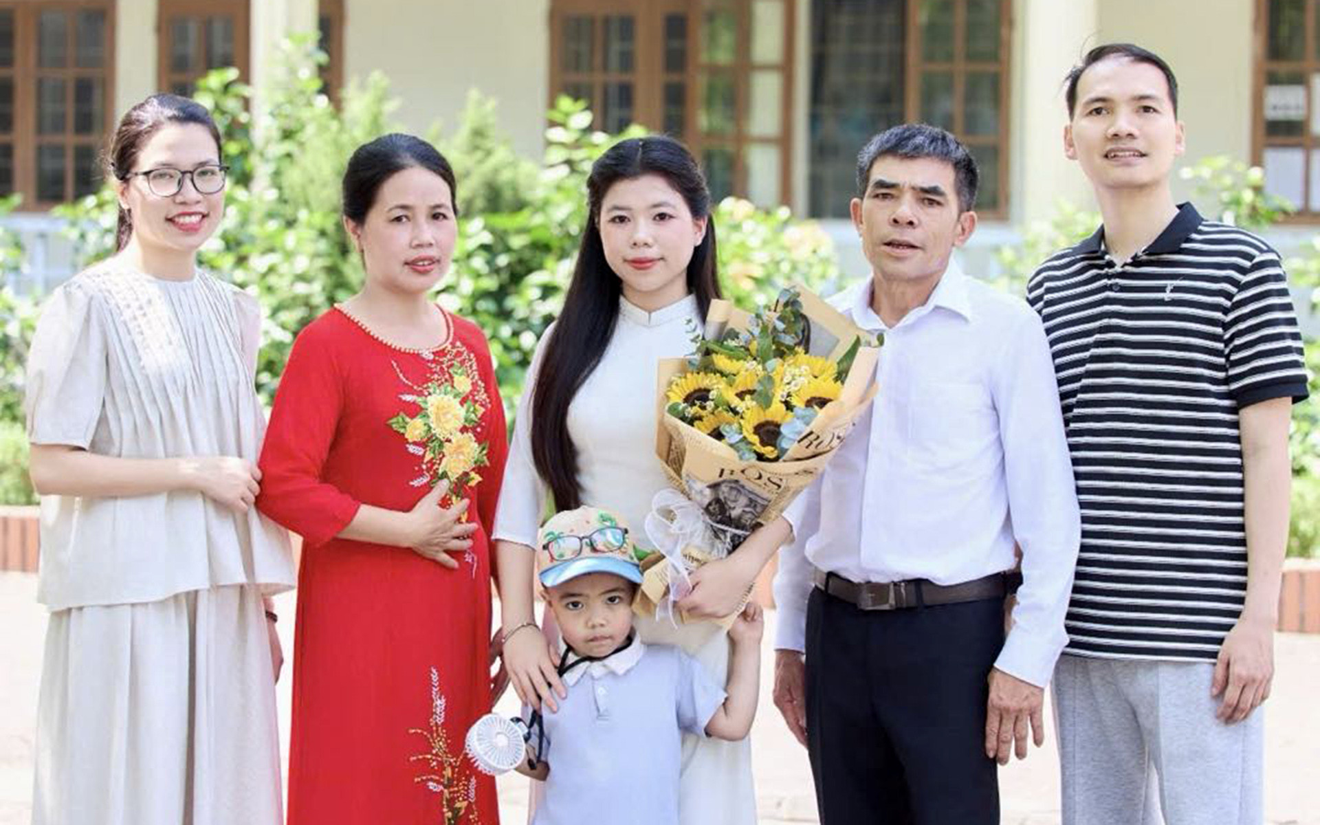 Một lớp ở Hà Tĩnh có 3 thủ khoa tốt nghiệp THPT, 5 em nhận vé vào thẳng ĐH danh giá - Ảnh 2. Một lớp ở Hà Tĩnh có 3 thủ khoa tốt nghiệp THPT, 5 em nhận vé vào thẳng ĐH danh giá - Ảnh 2.