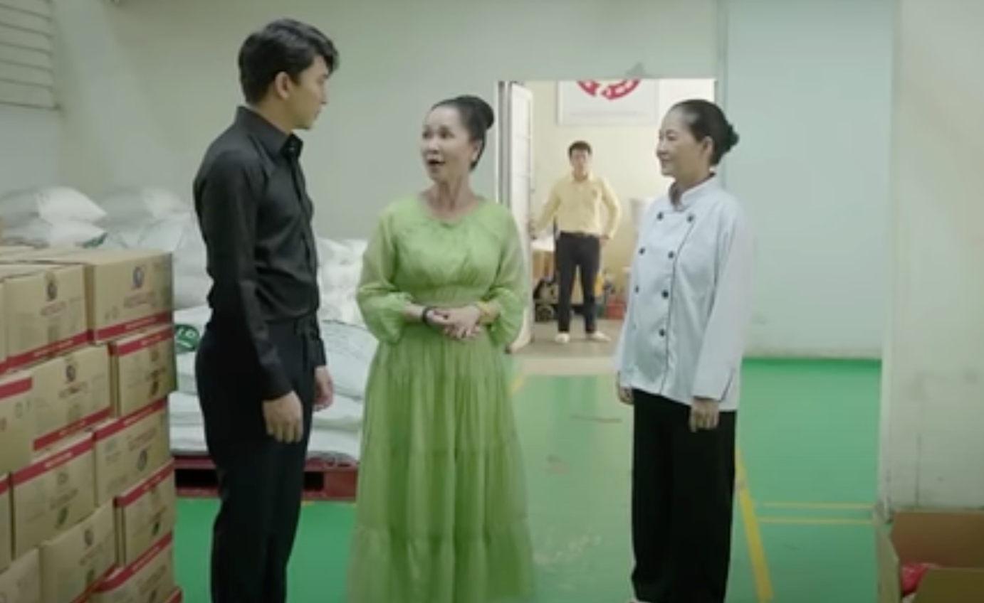 'Dịu dàng màu nắng' mới nhất (tập 33): Nghĩa dừng theo đuổi Xuân, sếp Phong đi xem mắt bạn gái?- Ảnh 3. 'Dịu dàng màu nắng' mới nhất (tập 33): Nghĩa dừng theo đuổi Xuân, sếp Phong đi xem mắt bạn gái?- Ảnh 3.