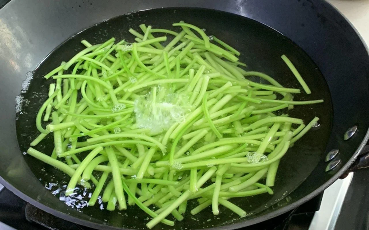 dung-chi-an-cu-la-cung-la-loai-rau-dai-bo-quy-nhu-nhan-sam-nguoi-ngheo-o-que-co-day-bo-qua-qua-phi-17524631719471697272809-1752713805187-17527138056901266202024.png