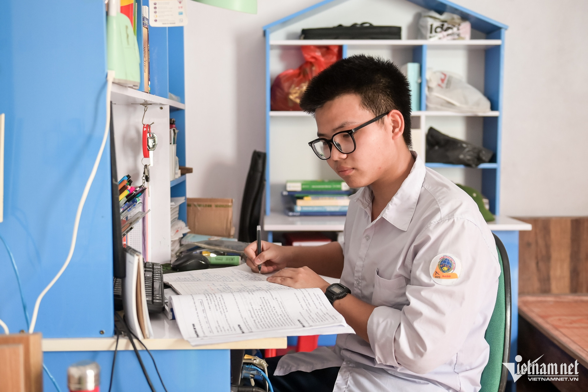 Bố phụ hồ, mẹ không biết chữ, con là thủ khoa toàn quốc thi tốt nghiệp THPT 2025 - Ảnh 3. Bố phụ hồ, mẹ không biết chữ, con là thủ khoa toàn quốc thi tốt nghiệp THPT 2025 - Ảnh 3.