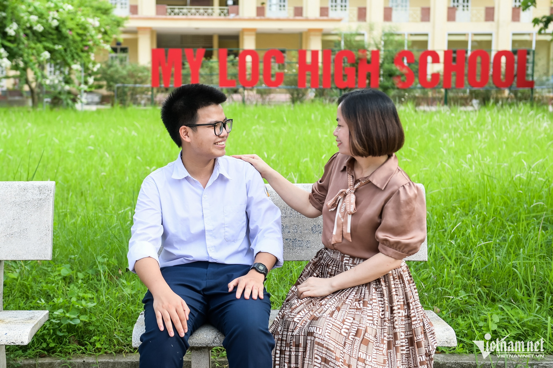 Bố phụ hồ, mẹ không biết chữ, con là thủ khoa toàn quốc thi tốt nghiệp THPT 2025 - Ảnh 4. Bố phụ hồ, mẹ không biết chữ, con là thủ khoa toàn quốc thi tốt nghiệp THPT 2025 - Ảnh 4.